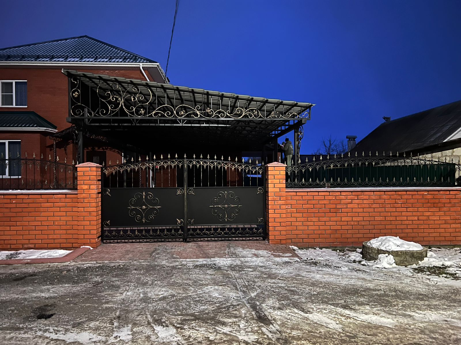 Металлический навес для автомобиля