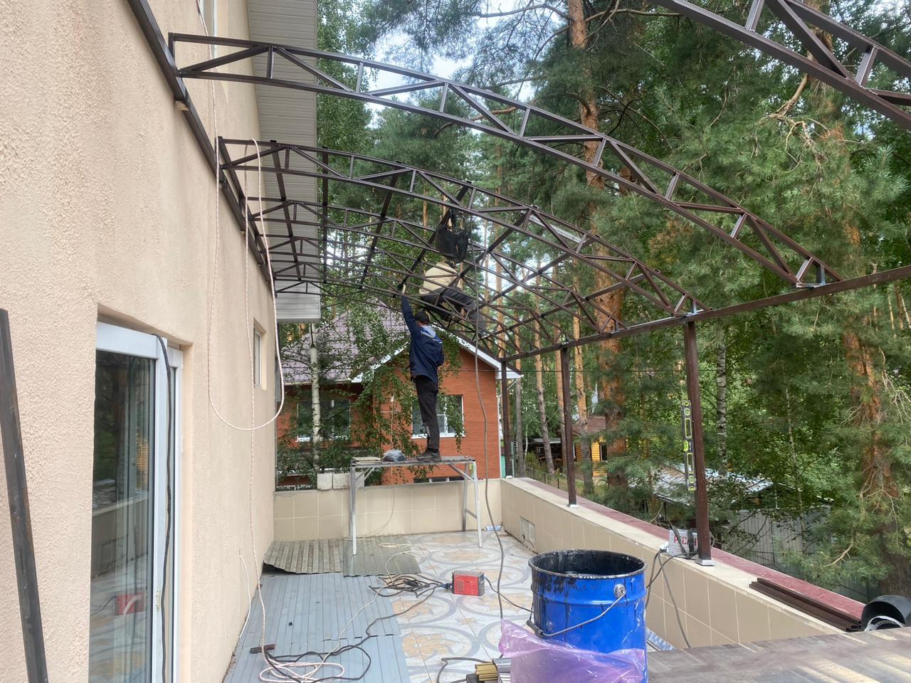 Прозрачный навес у дома