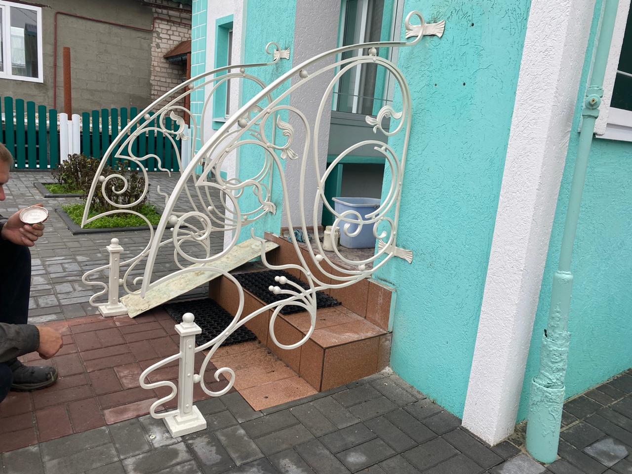 Как избежать визуального перегруза фасада: перила, балкон и входная группа в одном проекте в Тарусе